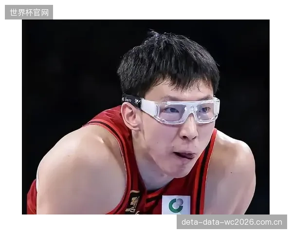 周琦在关键场次的表现起伏不定，其比赛态度受到球迷质疑。